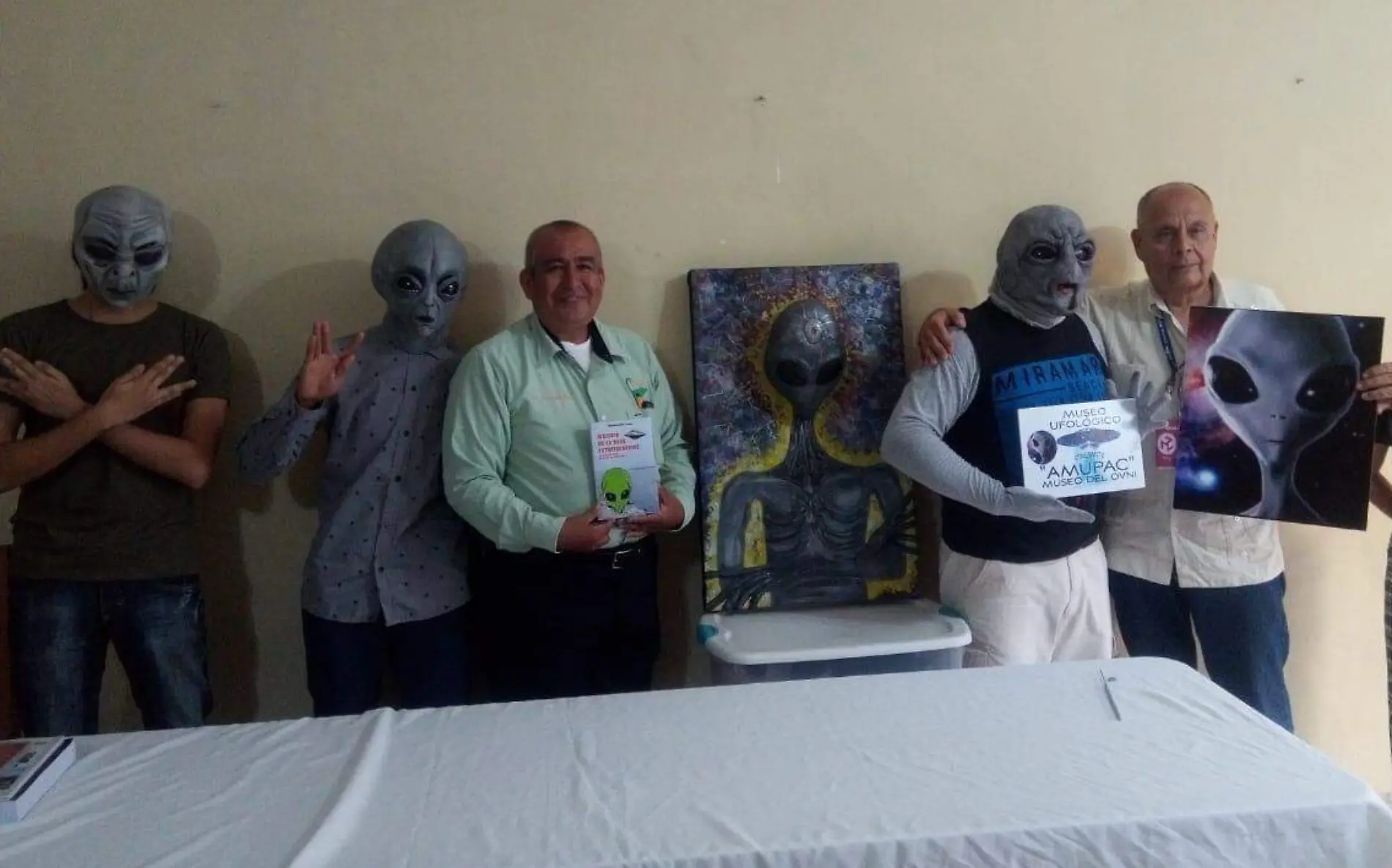 Hasta "los aliens" llegaron a la presentación del libro en la colonia Melchor Ocampo | Paulo Monsiváis